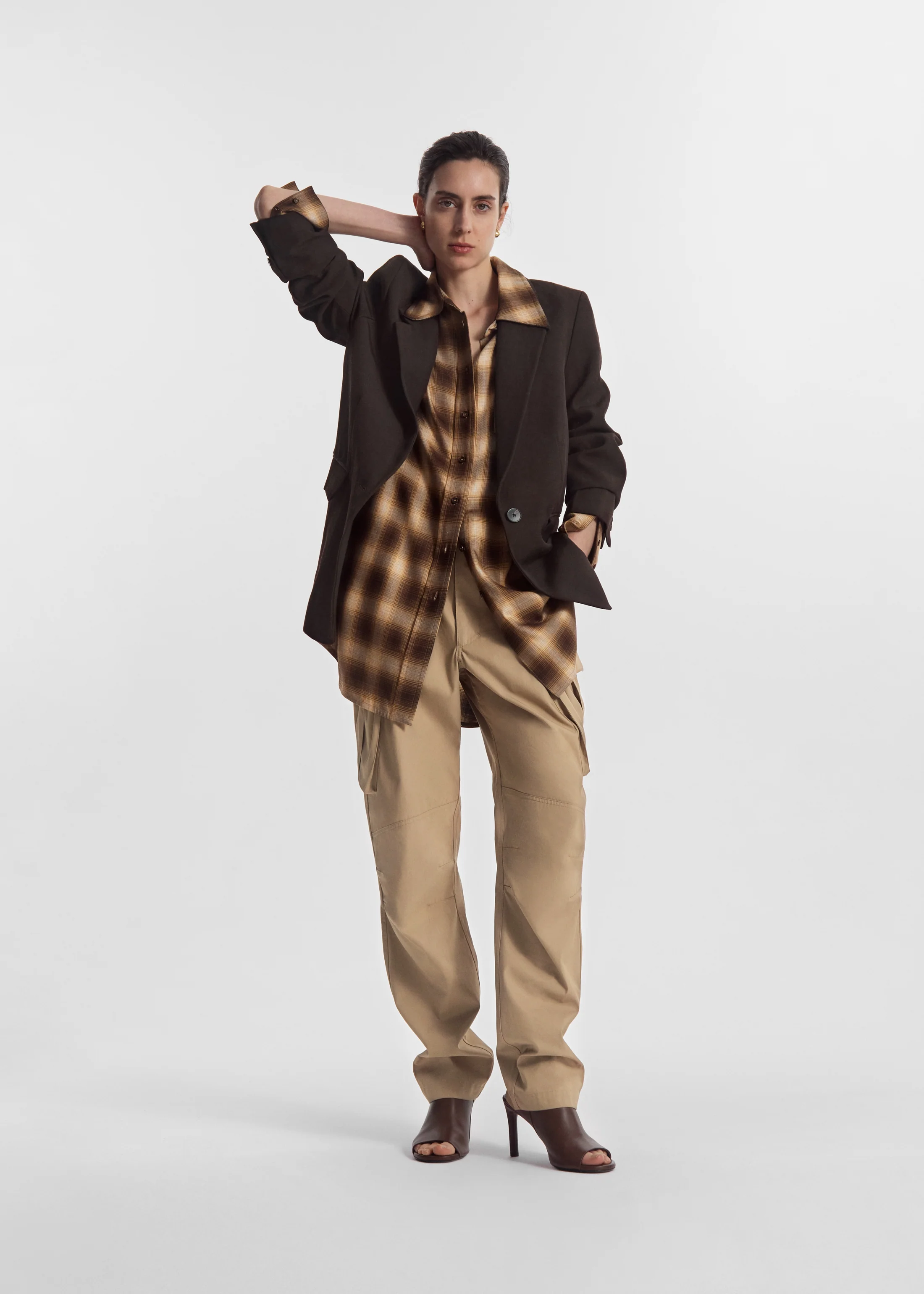 Boyfriend Blazer in Linen - Chocolate - Image 4