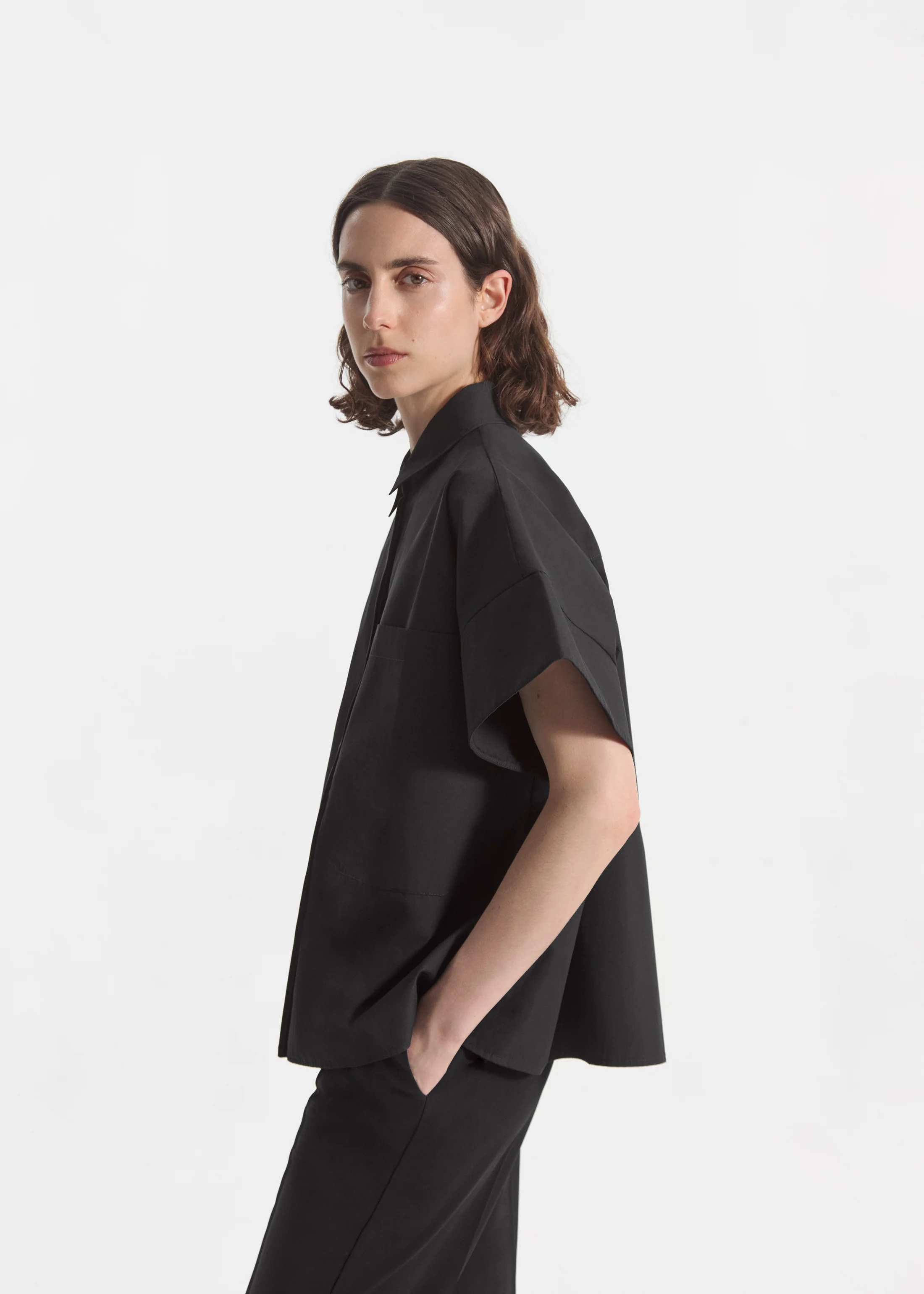 Boxy Short Sleeve Shirt in Cotton Poplin - Black - Image 3