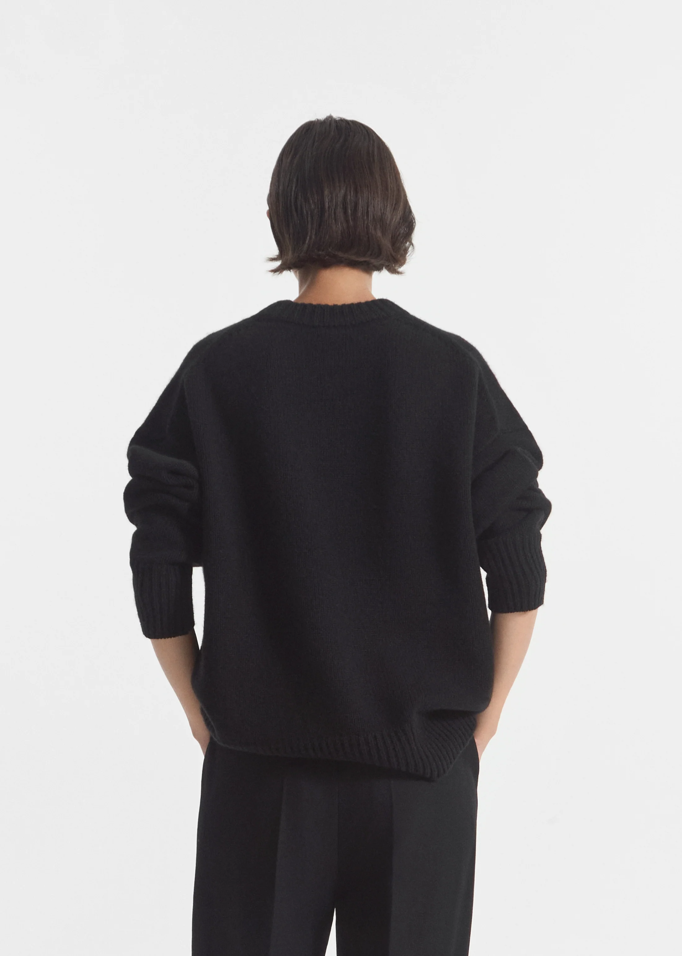 Boyfriend Crew Neck in Wool Cashmere - Black - Image 4
