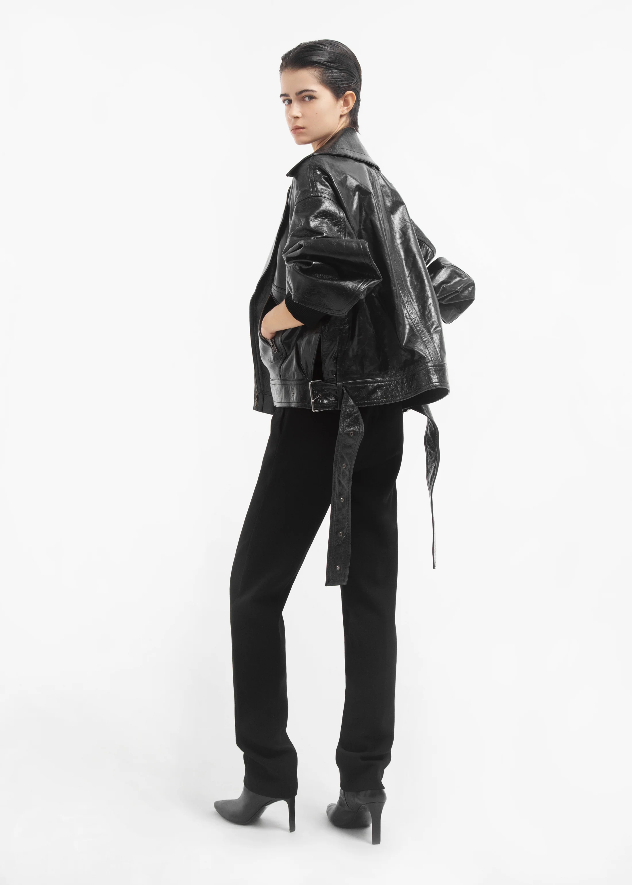 Oversized Engineered Bomber in Leather - Black - Image 5