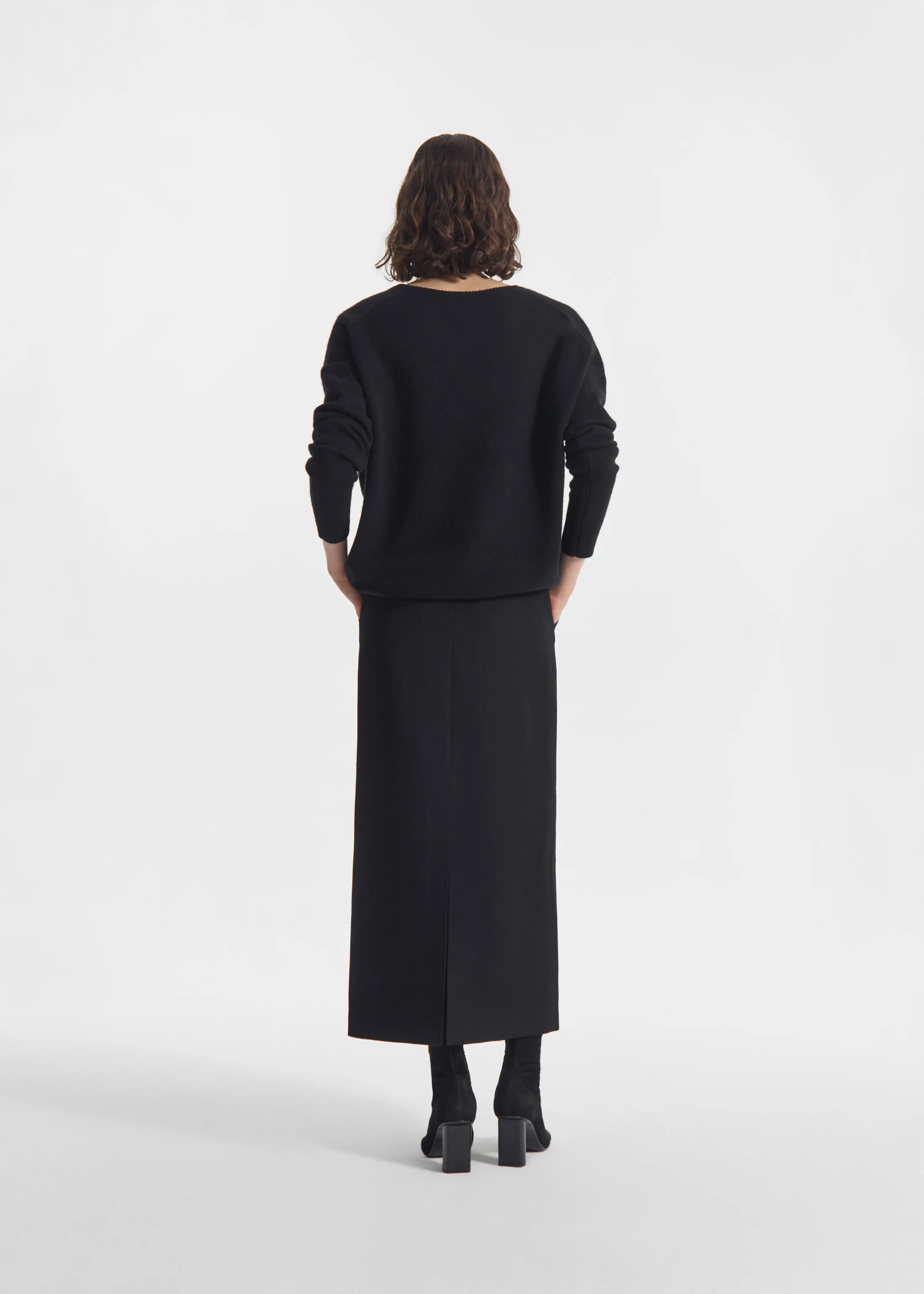 V-Neck Sweater in Cashmere - Black - Image 3