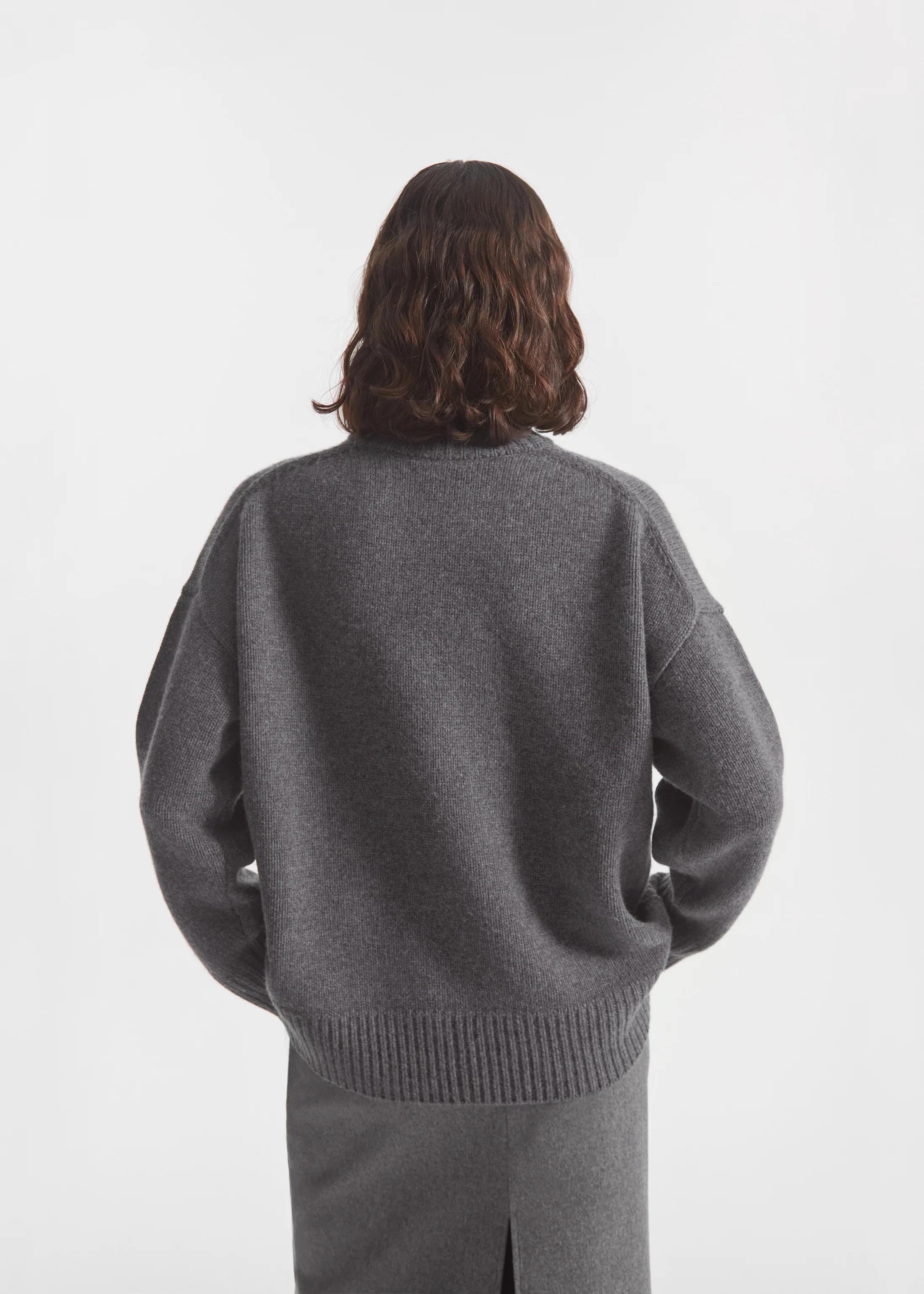 Boyfriend Crew Neck in Wool Cashmere - Grey - Image 3