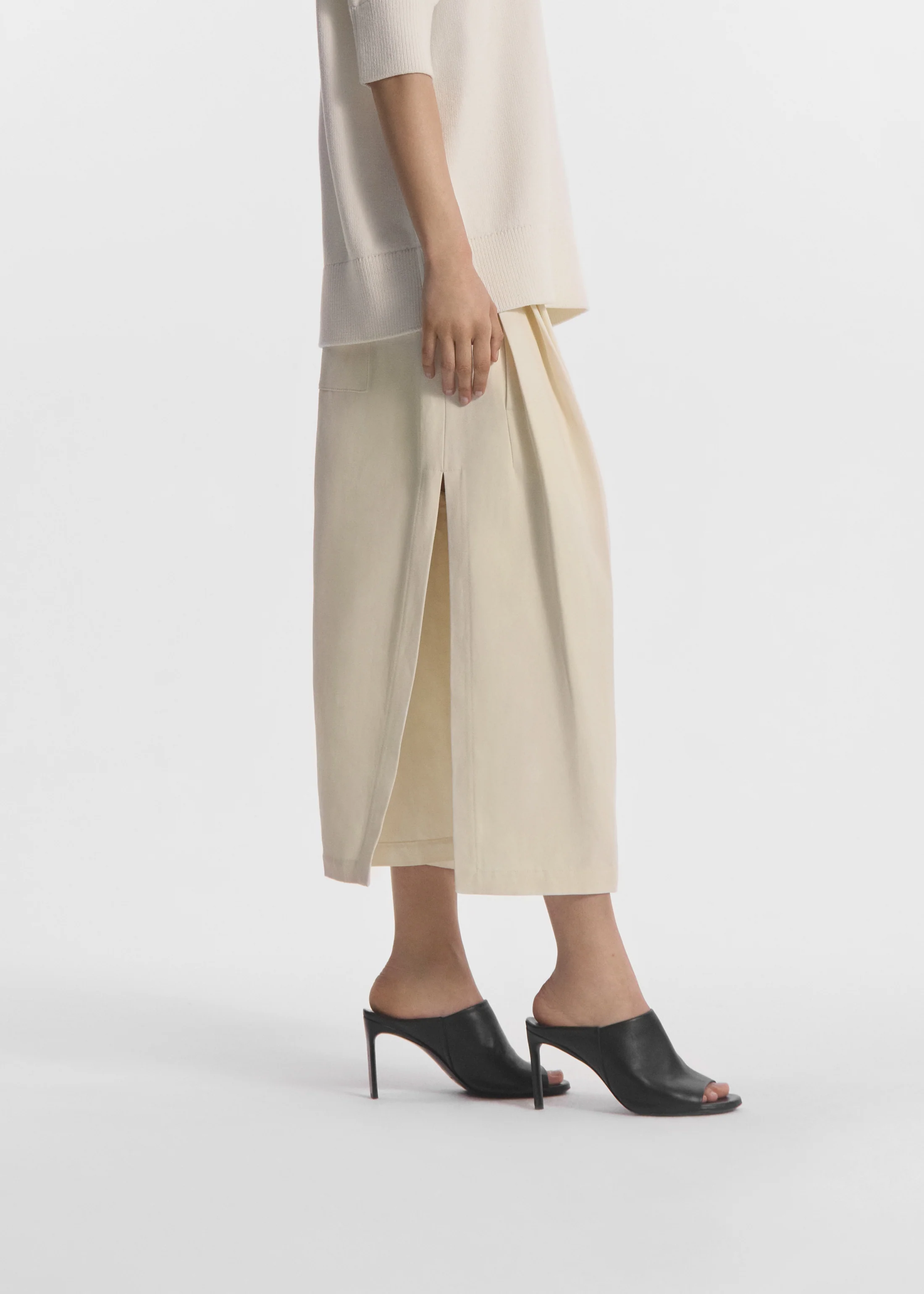 Pleated Culotte in Linen - Pearl - Image 4