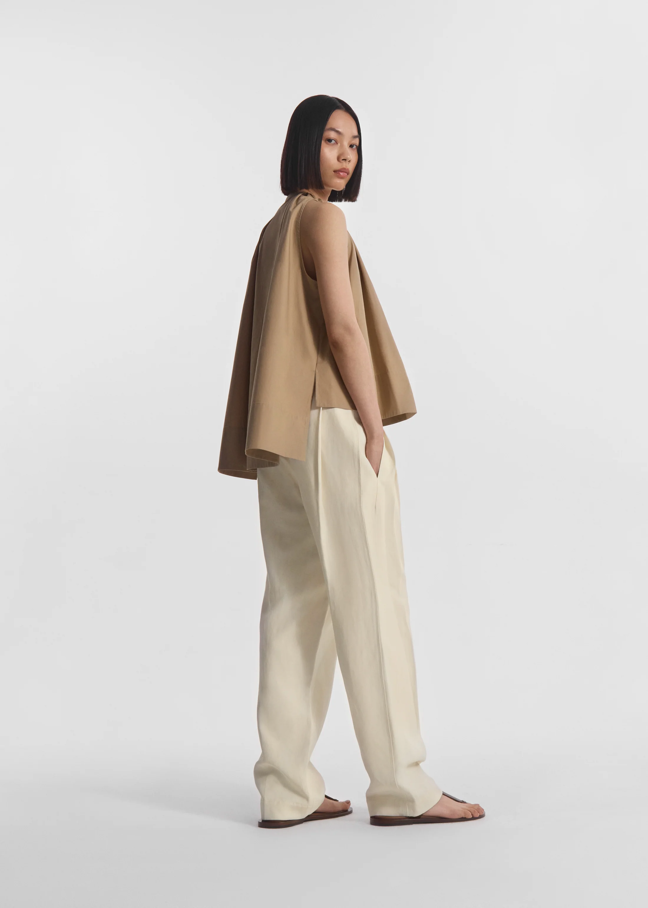 Wide Leg Pleated Pant in Linen - Pearl - Image 3