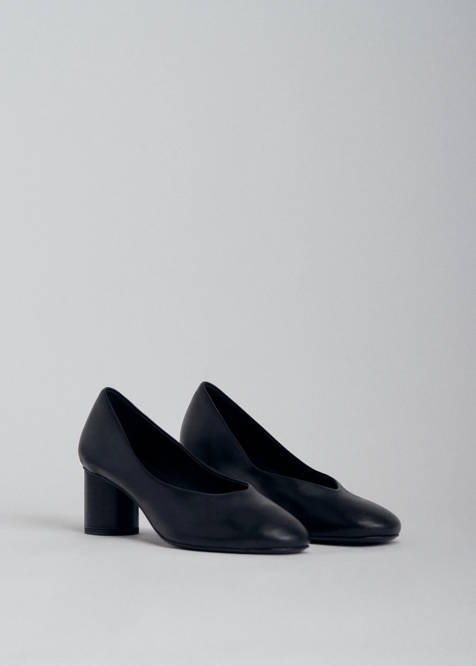 Round Toe Pump in Black - Image 2