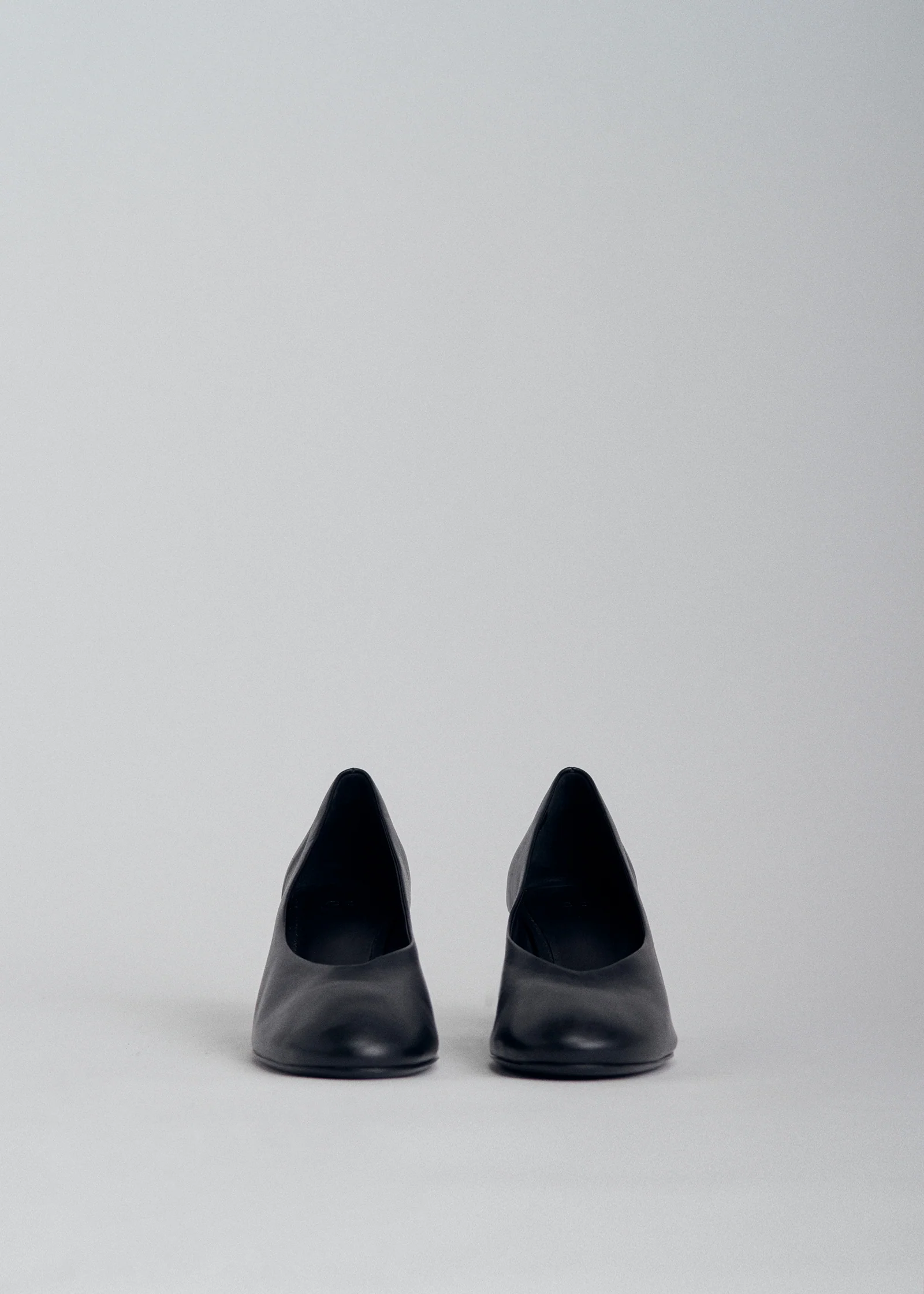 Round Toe Pump in Black - Image 3