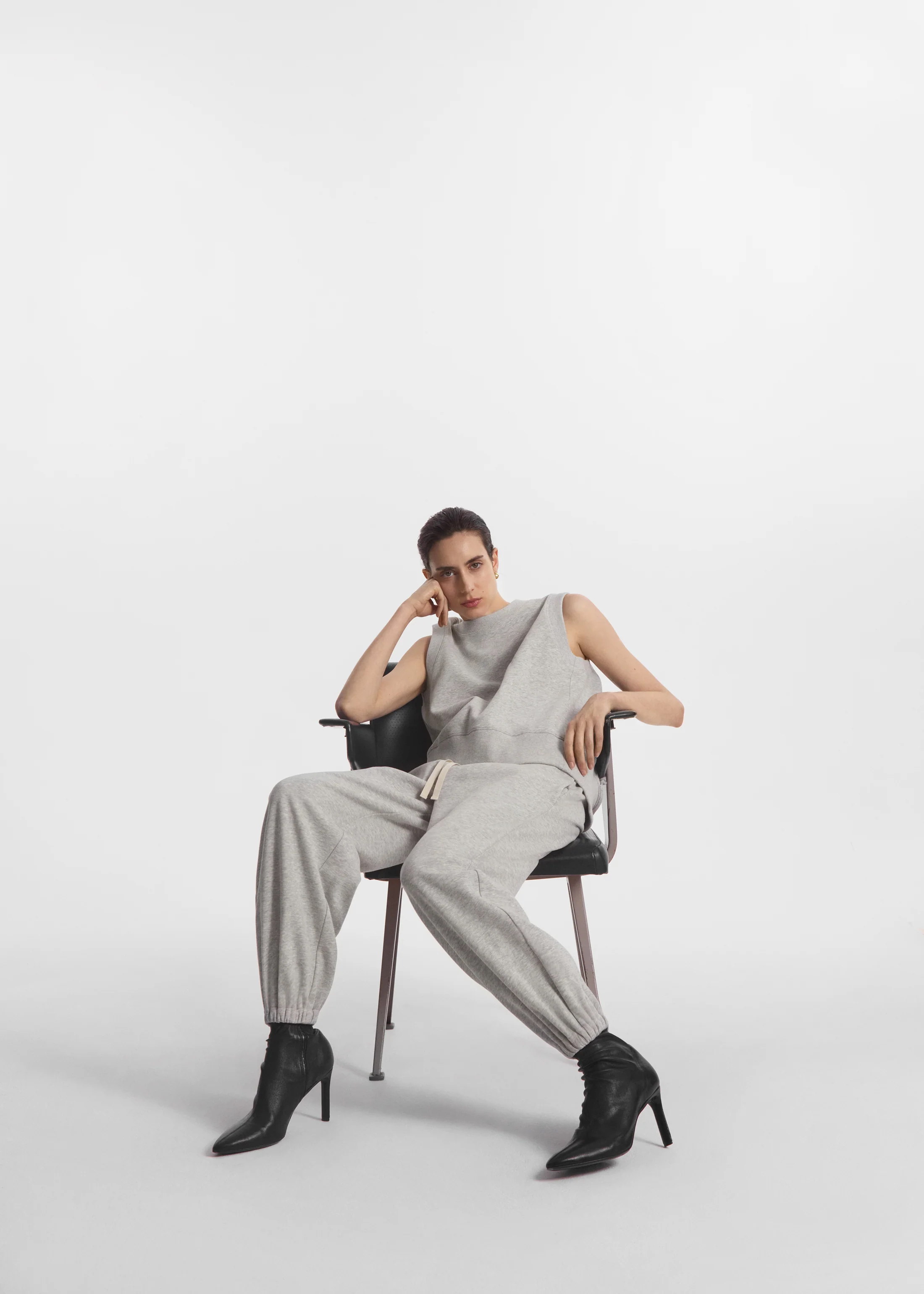Sleeveless Sweatshirt in Scuba - Heather Grey - Image 4