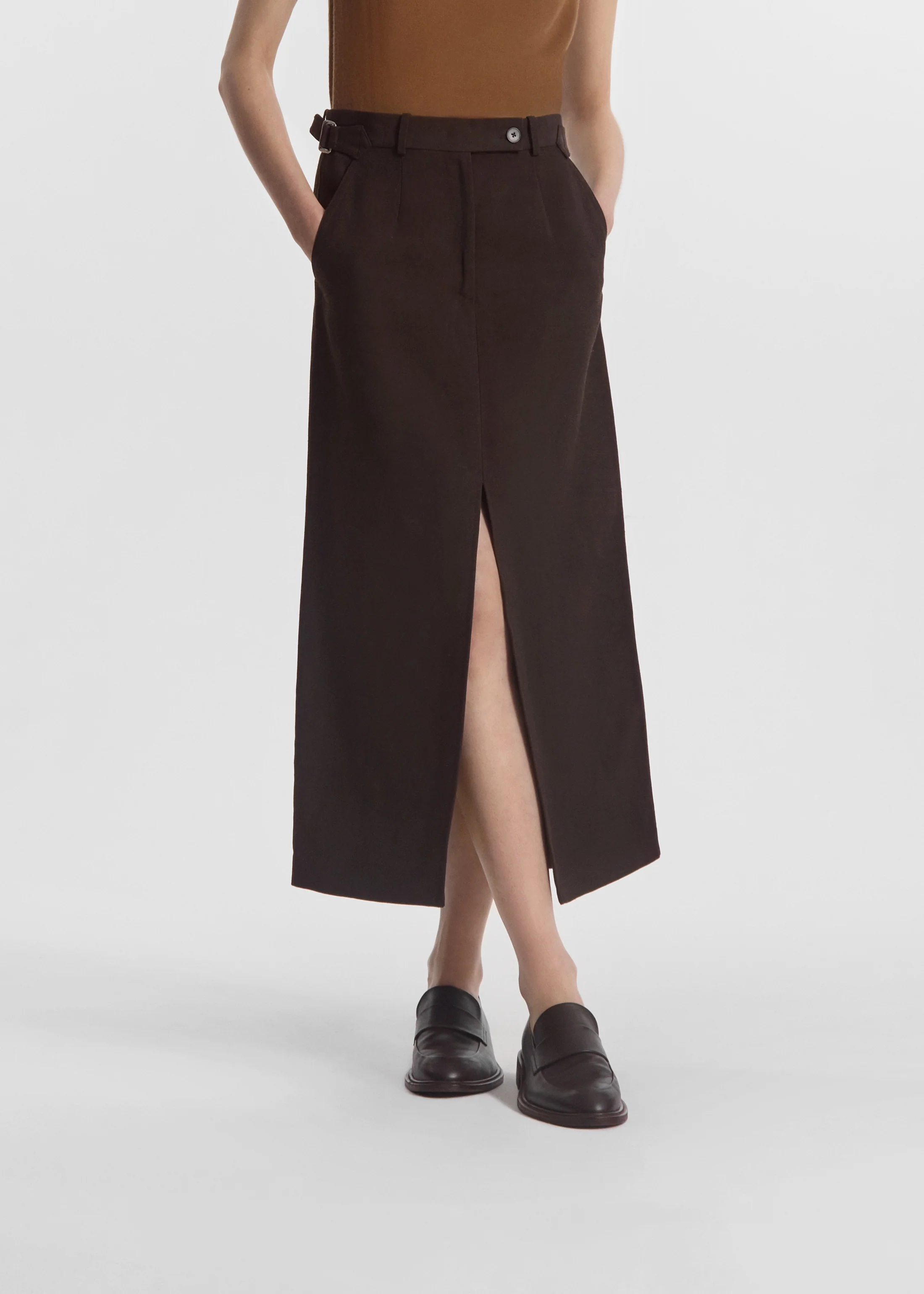 Tailored Front-Slit Midi Skirt in Linen - Chocolate - Image 3
