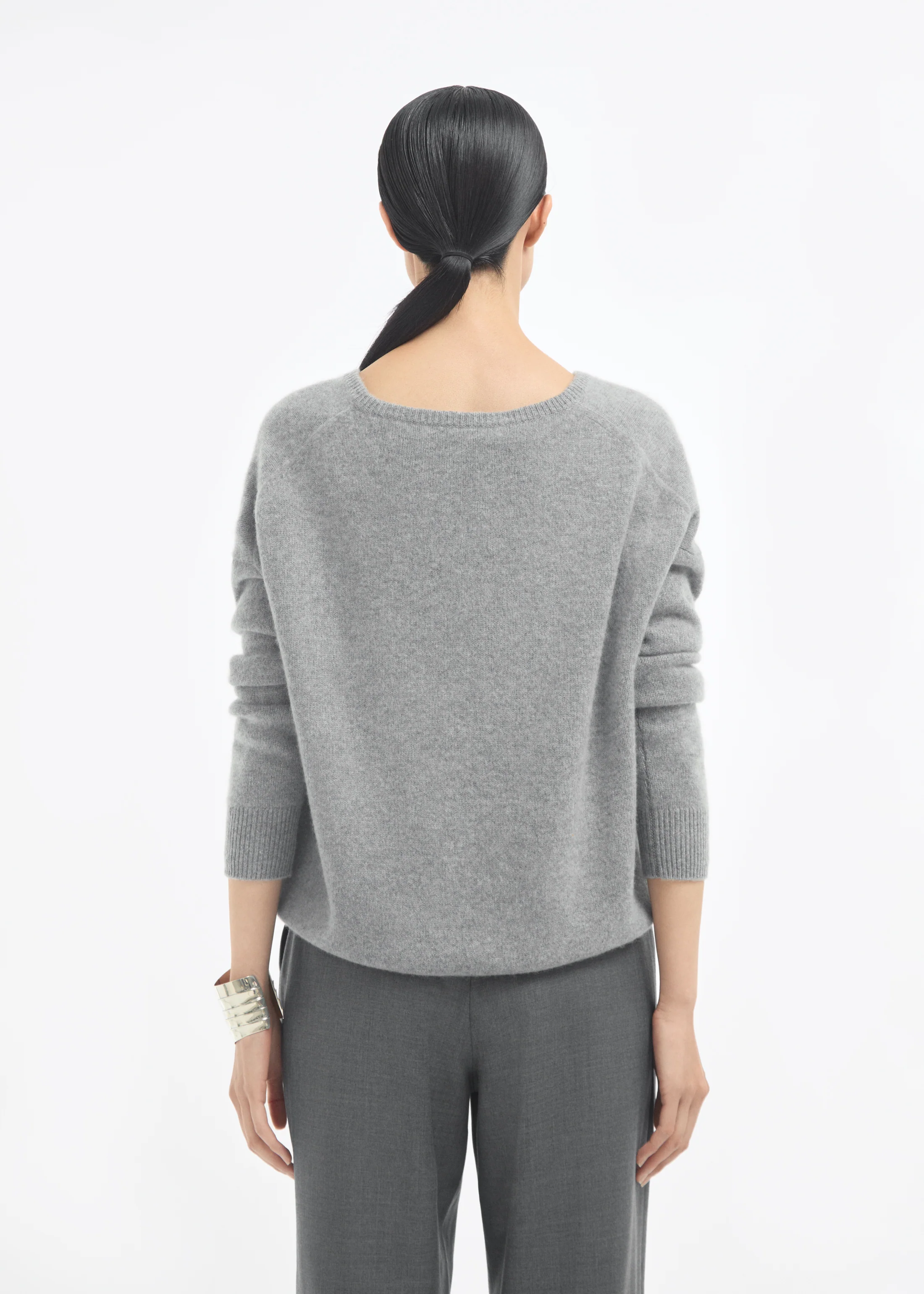 V-Neck Sweater in Cashmere - Grey - Image 3