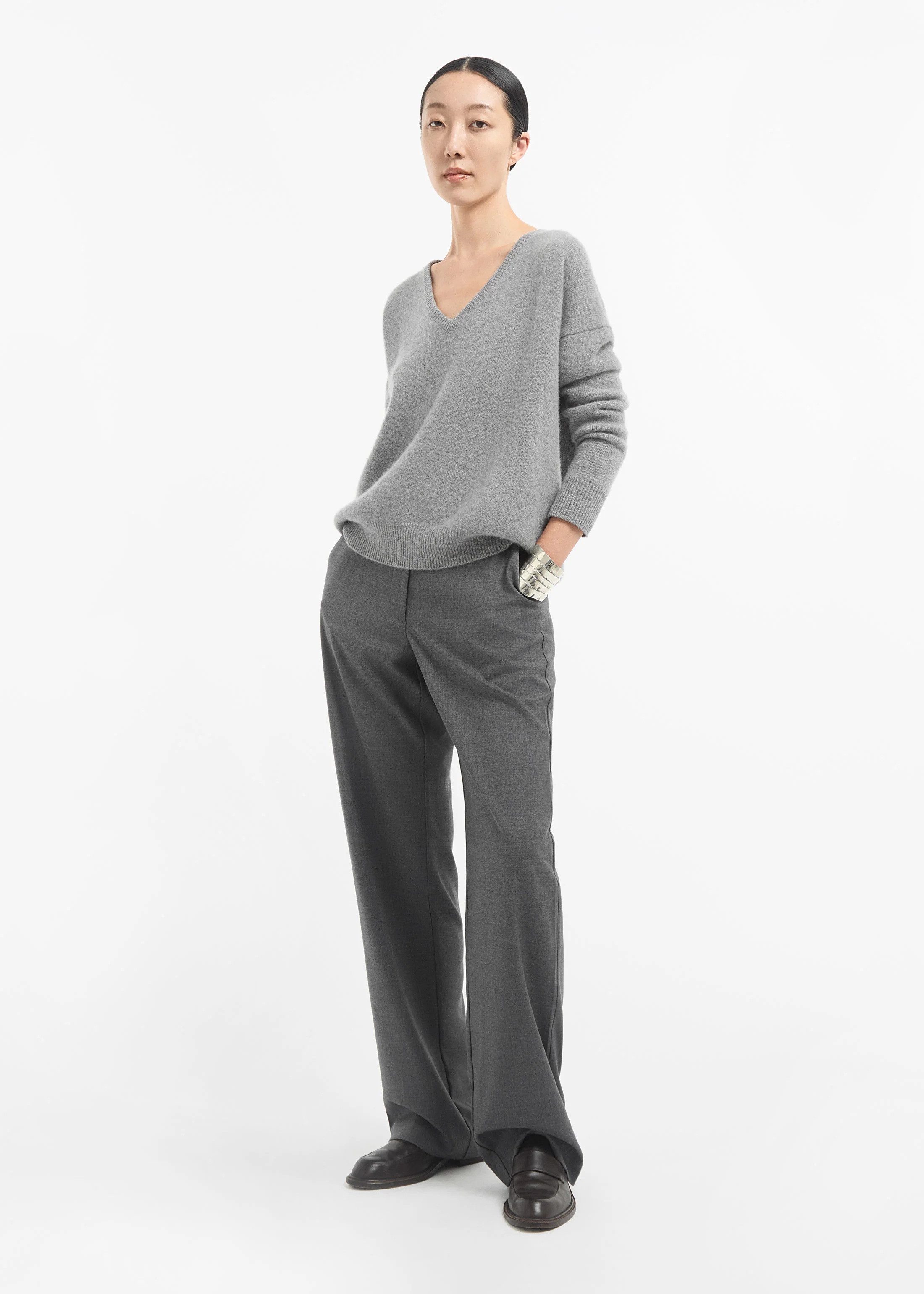V-Neck Sweater in Cashmere - Grey - Image 4