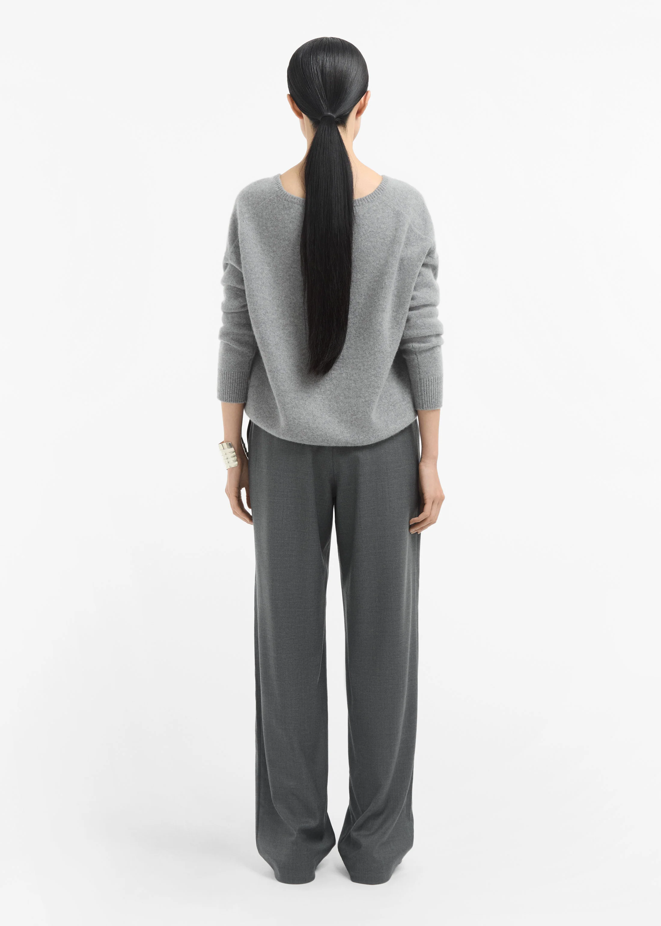 V-Neck Sweater in Cashmere - Grey - Image 5