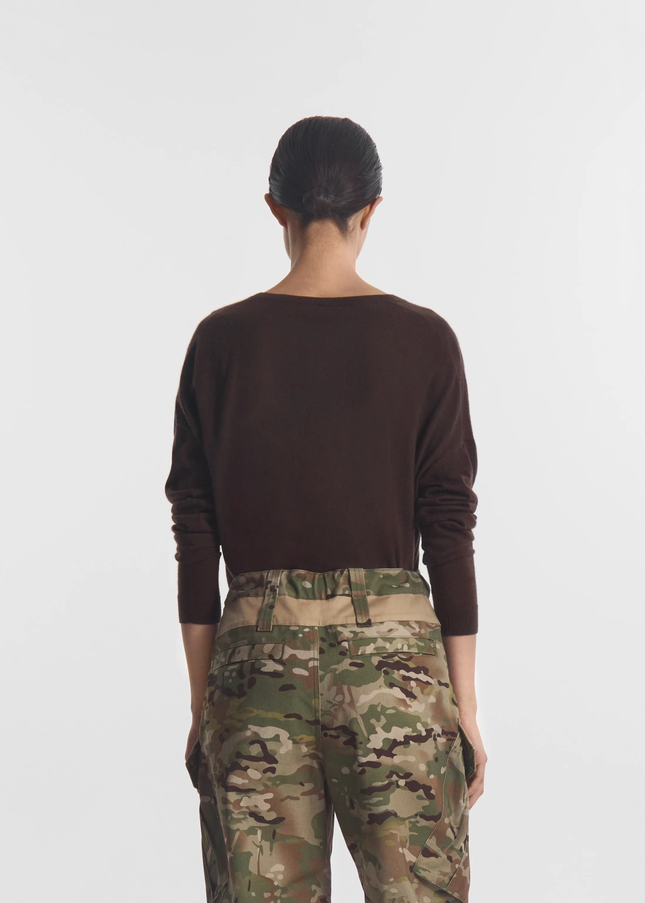 V-Neck Sweater in Baby Cashmere - Chocolate - Image 4