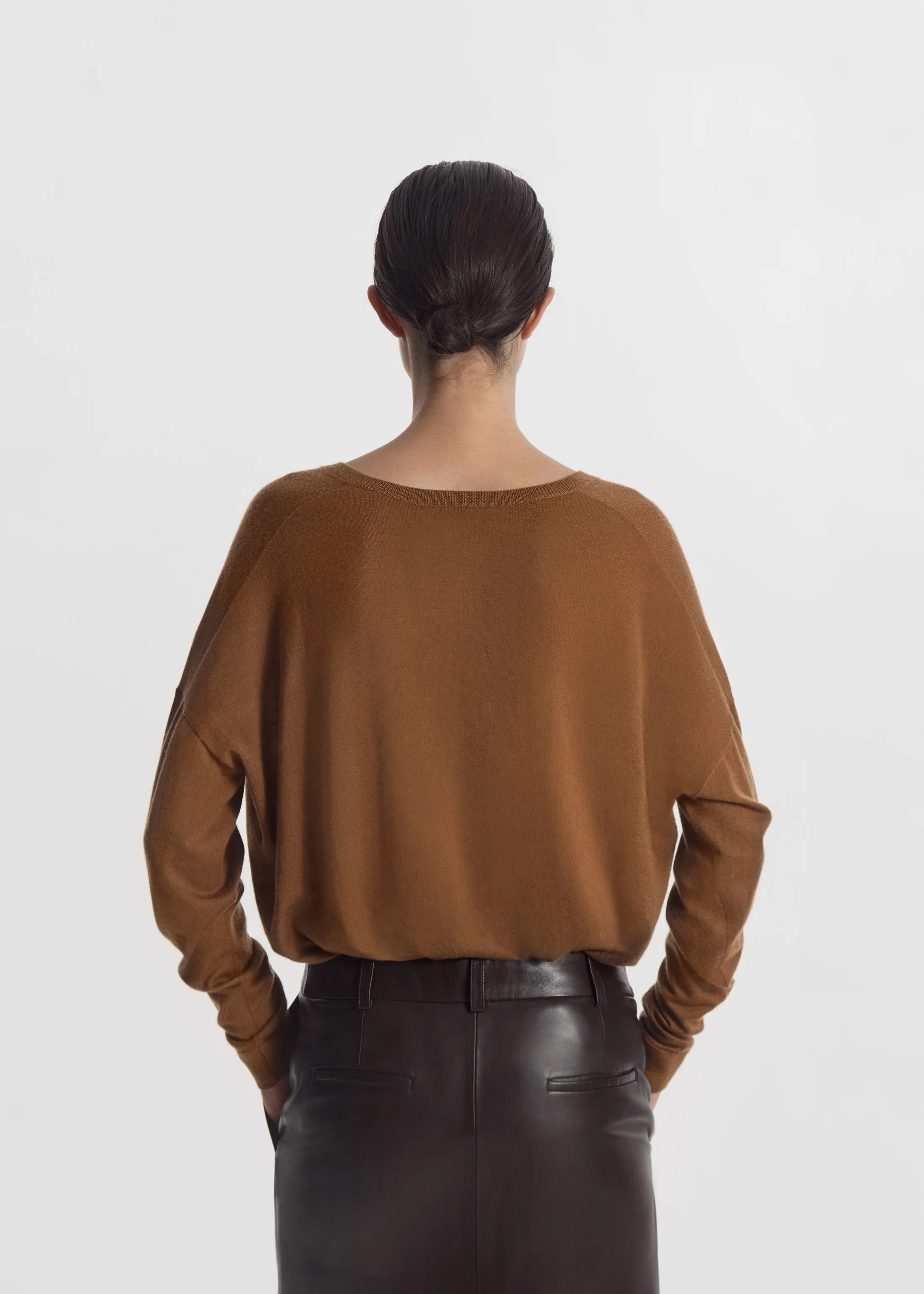 V-Neck Sweater in Fine Cashmere - Ginger - Image 4