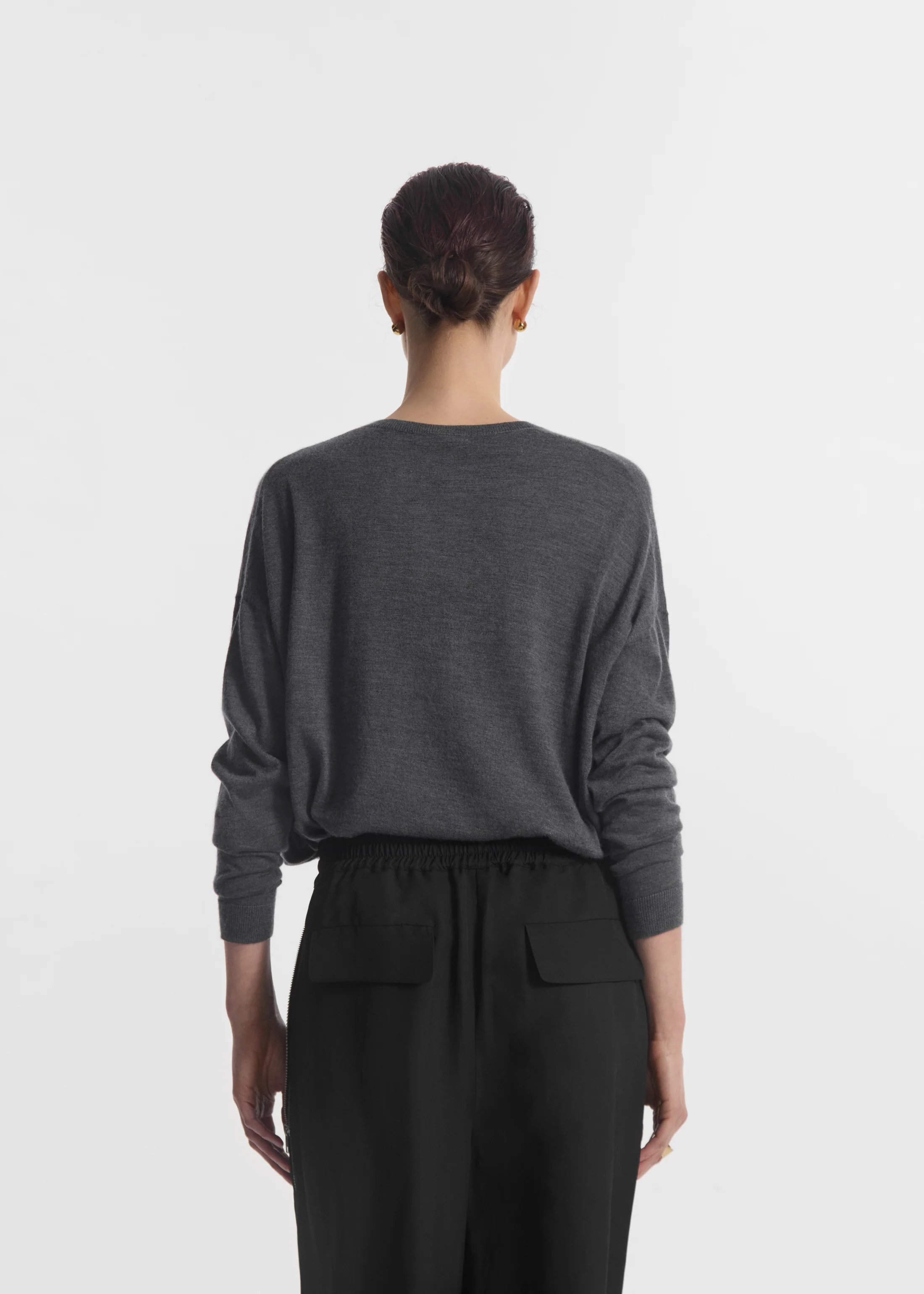 V-Neck Sweater in Fine Cashmere - Grey - Image 3