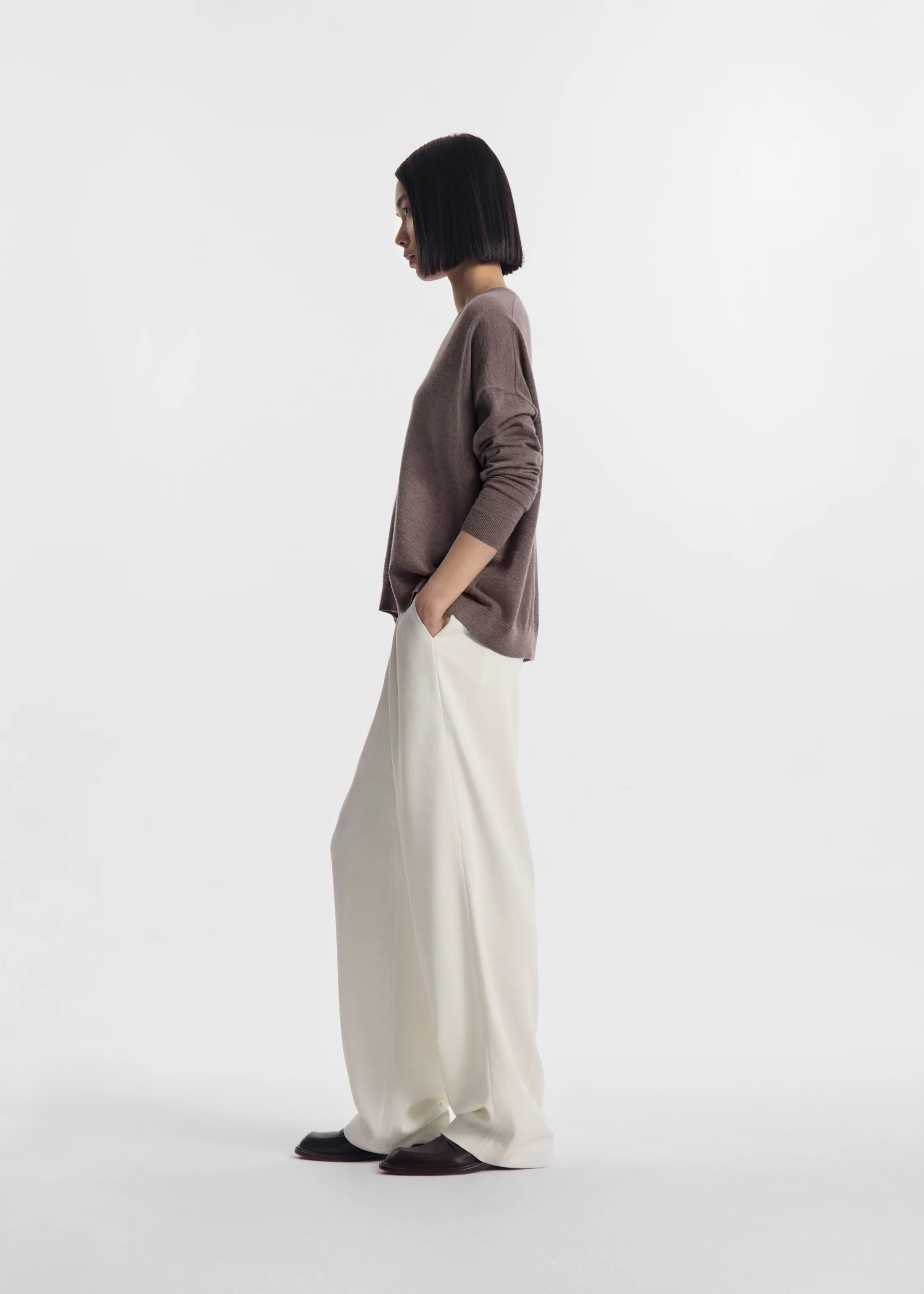 V-Neck Sweater in Fine Cashmere - Hazelnut - Image 3