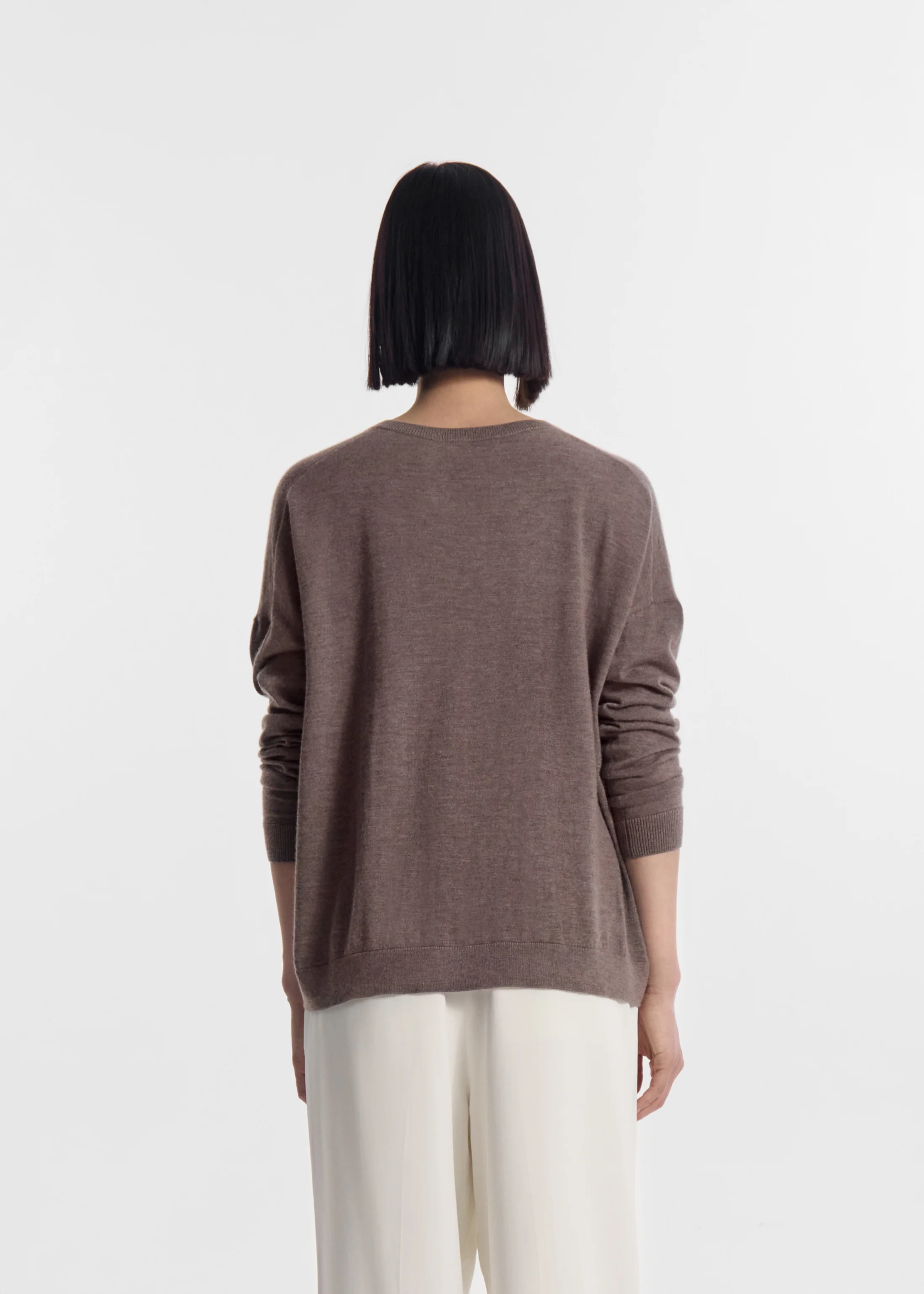 V-Neck Sweater in Fine Cashmere - Hazelnut - Image 4