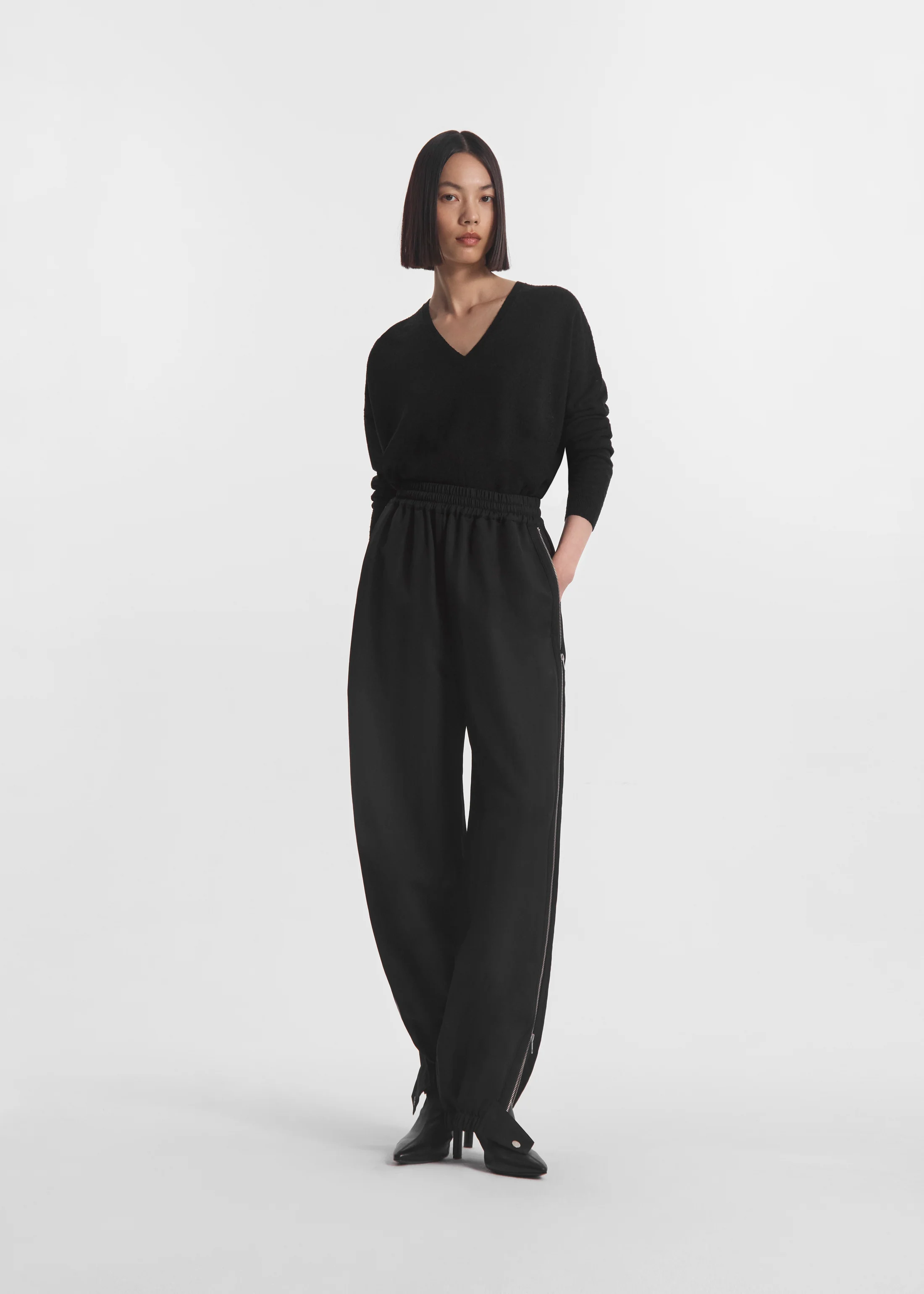 V-Neck Sweater in Silk Linen - Black - Image 3