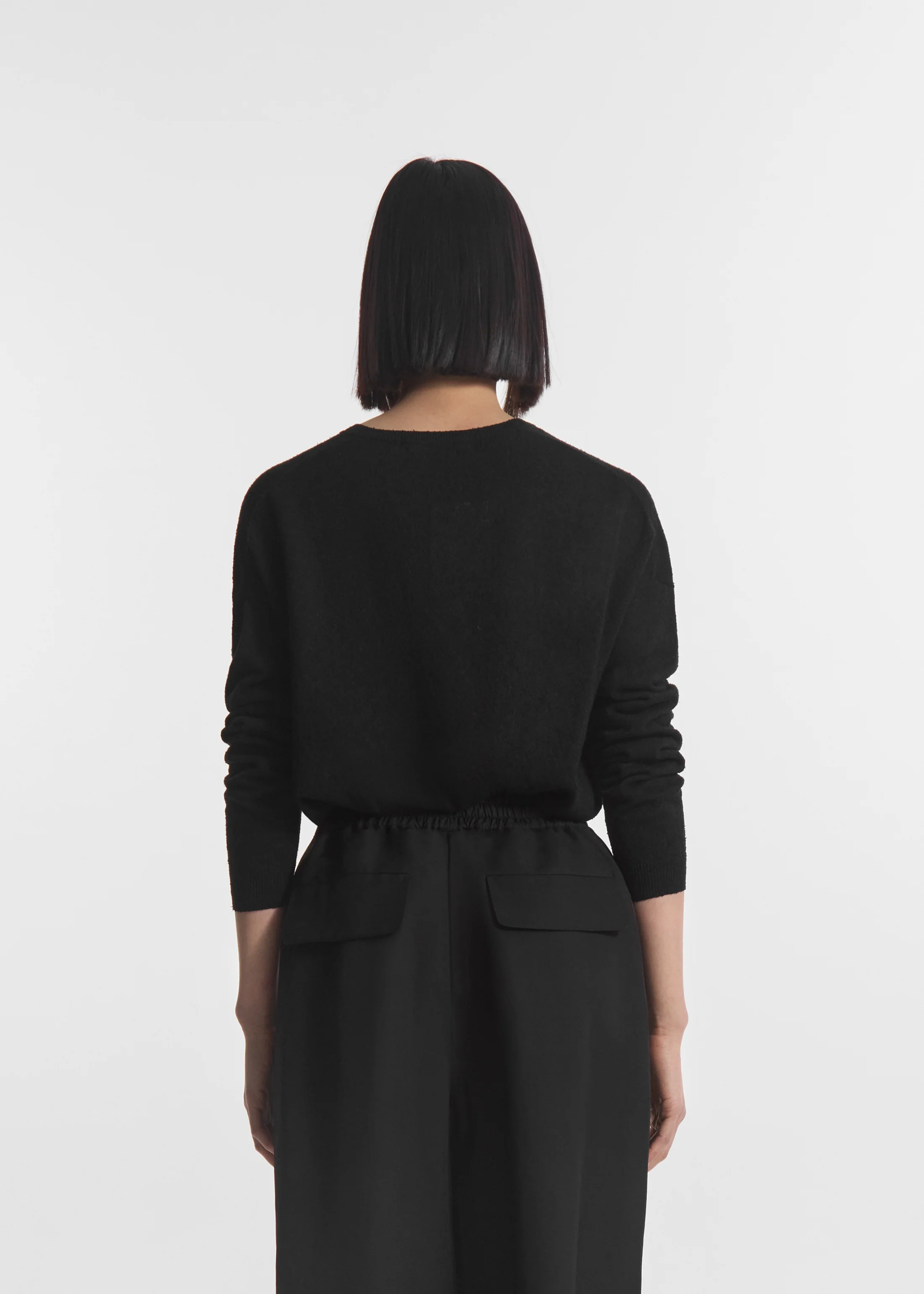 V-Neck Sweater in Silk Linen - Black - Image 4